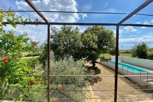 Elle offre une vue sur la piscine depuis sa fenêtre. dans l'établissement Maison de vacances Ardèche 8 personnes, à Mirabel