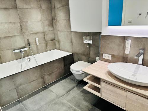 a bathroom with a white toilet and a sink at Apartment Happy Holiday - neu renoviert, gemütlich in ruhiger Lage in Schliersee