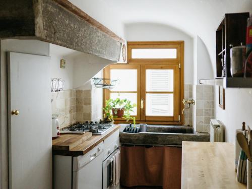 Kuchyň nebo kuchyňský kout v ubytování The Smallest Hostel of Florence