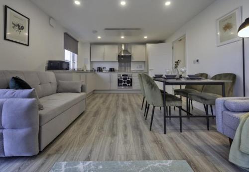 Η κουζίνα ή μικρή κουζίνα στο Stylish & Modern Flat 2 Min Walk to Ashford Outlet