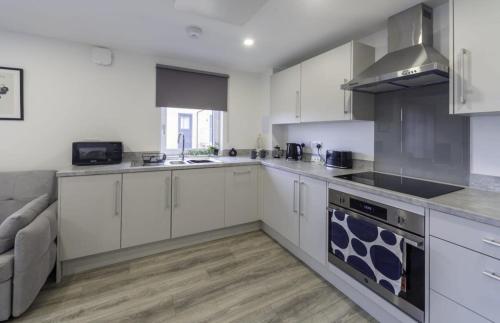 Η κουζίνα ή μικρή κουζίνα στο Stylish & Modern Flat 2 Min Walk to Ashford Outlet