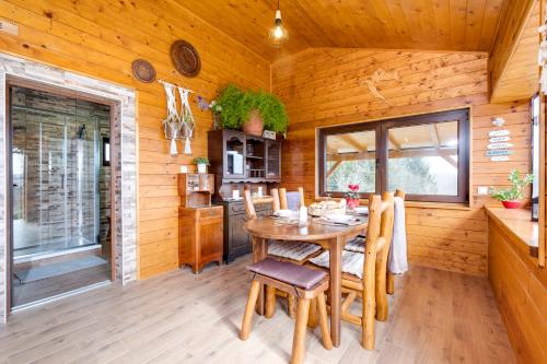 a dining room with a table and chairs in a cabin at Kuća za odmor Šumska idila in Velika Gorica
