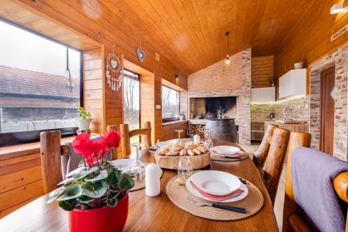 a dining room and kitchen with a table and chairs at Kuća za odmor Šumska idila in Velika Gorica