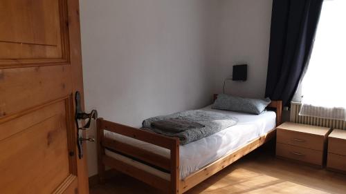 a small bedroom with a bed and a window at Haus mit Terrasse&Garten in Ilsede