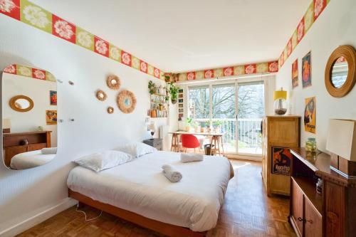 une chambre avec un grand lit et une table dans l'établissement GuestReady - Serene Retreat with a terrace, à Paris