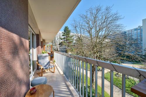 d'un balcon avec une chaise et une table. dans l'établissement GuestReady - Serene Retreat with a terrace, à Paris