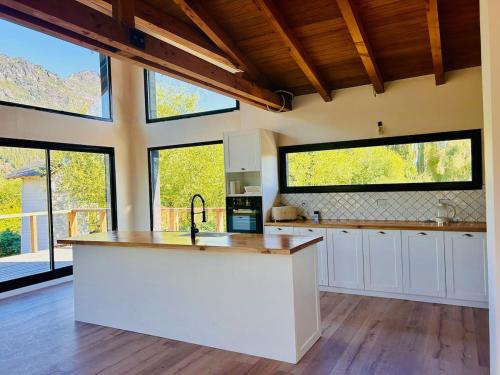 Η κουζίνα ή μικρή κουζίνα στο Exclusive luxury house in a great location - 12 guest
