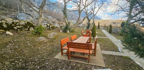 a row of benches sitting on top of a hill at Bujtina Shpella e Plakës Çerçan in Librazhd