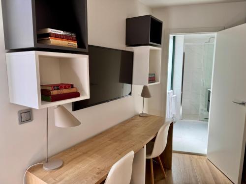 a room with a desk and chairs in a room at RIACENTRUM - Smart Residence in Aveiro