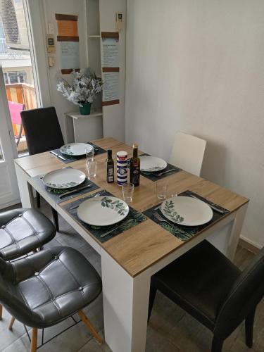 une table de salle à manger avec des assiettes et des verres dessus dans l'établissement Beautiful flat 6 people Nice center town, à Nice