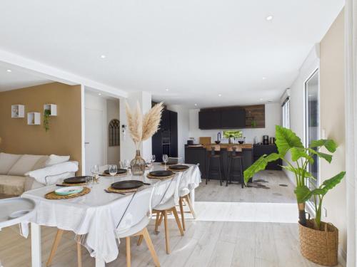 une salle à manger et un salon avec une table et des chaises dans l'établissement Maison familiale 7 personnes à 150m de la mer, à Plouguerneau