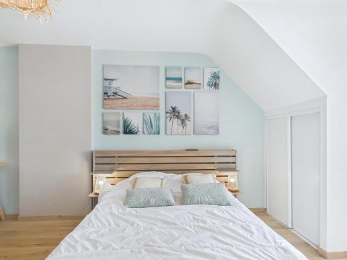 une chambre avec un lit blanc avec deux oreillers dans l'établissement Maison familiale 7 personnes à 150m de la mer, à Plouguerneau