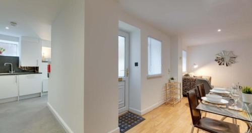 Dapur atau dapur kecil di Armstrong Apartments 2-Week2Week