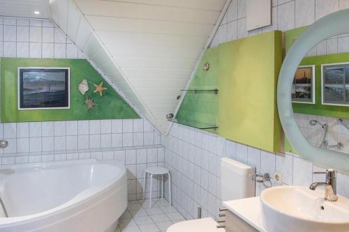 Ένα μπάνιο στο Ferienwohnung Drei Schwäne