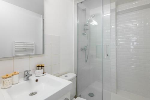 Best Deal! Modern studio in vibrant area only 5 minutes by walk to metro - central location