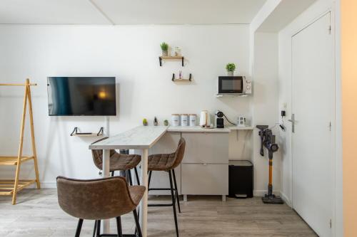 Best Deal! Modern studio in vibrant area only 5 minutes by walk to metro - central location