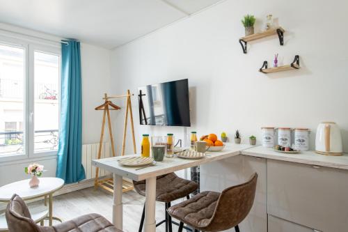 Best Deal! Modern studio in vibrant area only 5 minutes by walk to metro - central location