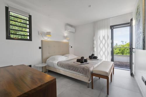 Llit o llits en una habitació de Villa Caouanne