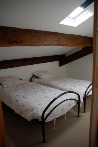- 2 lits superposés dans une chambre avec plafond dans l'établissement Cottage Rembrandt 5 personnes, à Saint-Antoine-de-Breuilh