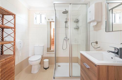 un bagno con doccia, WC e lavandino di Casa do Caçador a Sesimbra