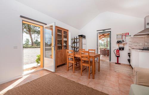 a kitchen and dining room with a table and chairs at Casa do Caçador in Sesimbra