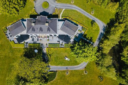 an overhead view of a large house with a yard at Landhuis Logan Landing in Rilland