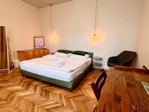 Postel nebo postele na pokoji v ubytování City Center Unirii Square Private rooms with City View - Shared Amenities
