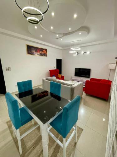 una sala da pranzo con un tavolo e sedie blu di Villa pacha a Cotonou