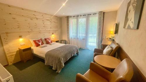 a hotel room with a bed and a table and chairs at Willa Avita in Karpacz