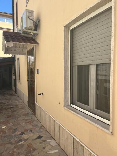 a window on the side of a building at BOUGANVILLE casa vacanza ambiente climatizzato con wi fi in Pineto