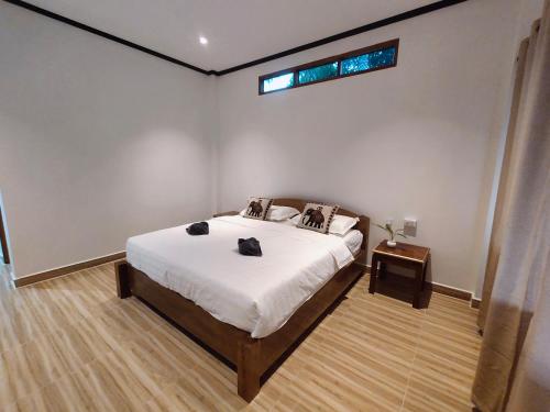 a bedroom with a bed and a window on the wall at Amanda Boutique in Nongkhiaw