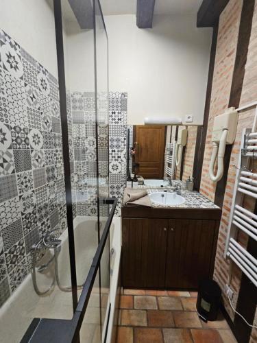 une salle de bain avec une baignoire, un lavabo et une douche dans l'établissement Petit havre de paix - quartier historique, à Tours