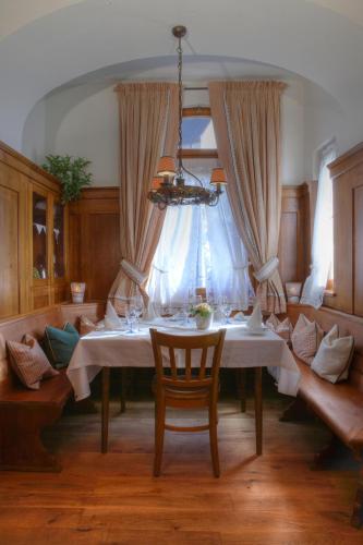a dining room with a table and a chandelier at S'Hisle in Oberried