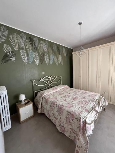 a bedroom with a bed and a green wall at BOUGANVILLE casa vacanza ambiente climatizzato con wi fi in Pineto