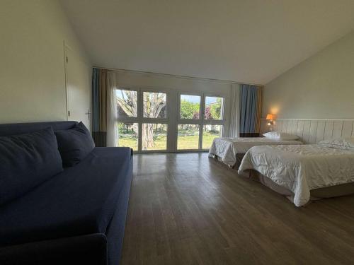 une grande chambre avec deux lits et un canapé dans l'établissement Appt 2 pièces ILE DE RE - SAINT MARTIN DE RE - IDR400-054, à Saint-Martin-de-Ré