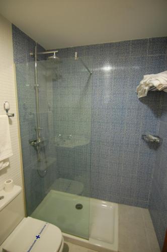 a bathroom with a glass shower and a toilet at El Hostal 36 in Seseña Nuevo