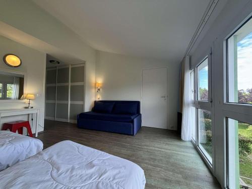 une chambre avec un lit et un canapé bleu dans l'établissement Appt 2 pièces ILE DE RE - SAINT MARTIN DE RE - IDR400-062, à Saint-Martin-de-Ré