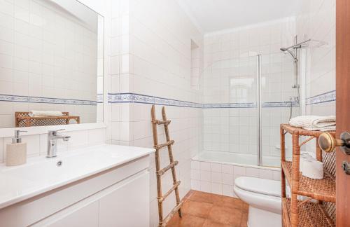 Ένα μπάνιο στο Pátio Sant'Ana - 2 bedrooms villa w/ exterior area