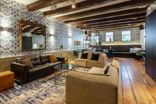 a living room with couches and a table at Dikker & Thijs Hotel in Amsterdam