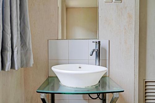 baño con lavabo sobre una mesa de cristal en Collection O Lembang Near Dusun Bambu Formerly Hotel Bilique, en Bandung
