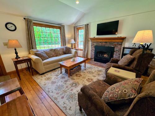 Ruang duduk di GC Adorable home 20 minutes from CannonFranconia Notch Fire Pit wifi laundry Pet friendly