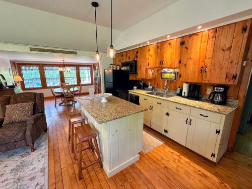 Dapur atau dapur kecil di GC Adorable home 20 minutes from CannonFranconia Notch Fire Pit wifi laundry Pet friendly