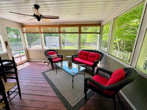 Ruang duduk di GC Adorable home 20 minutes from CannonFranconia Notch Fire Pit wifi laundry Pet friendly
