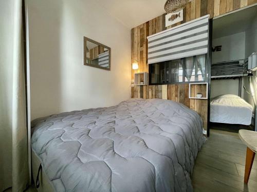 une chambre avec un grand lit dans une pièce dans l'établissement Maison 2 pièces 4 couchages Saint Pierre d'Oléron SPO000-491, à Saint-Pierre-dʼOléron