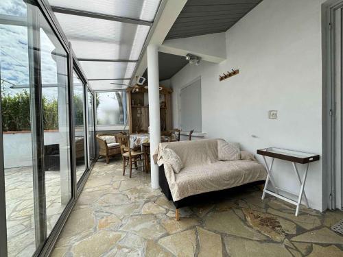 un salon avec un canapé et une table dans l'établissement Maison 2 pièces 4 couchages Saint Pierre d'Oléron SPO000-491, à Saint-Pierre-dʼOléron