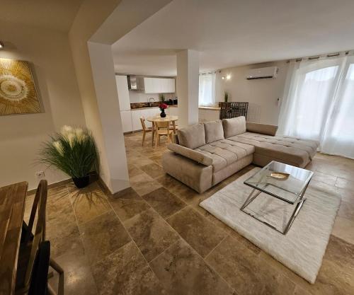 un salon avec un canapé et une table dans l'établissement Appartement provençal 10 personnes, au Castellet