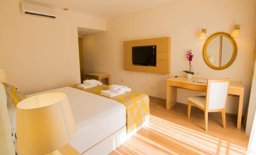 A bed or beds in a room at Ladonia Hotels Del Mare