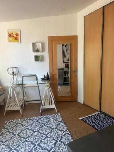 une chambre avec une porte, une table et des chaises dans l'établissement Studio in nature 5 minutes from Montpellier North, à Saint-Clément-de-Rivière