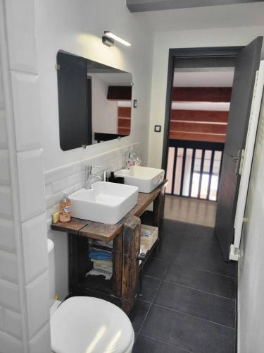 une salle de bain avec un lavabo blanc et des toilettes dans l'établissement Belle villa climatisée avec Wifi, 2 chambres et jolie terrasse aménagée, à 3km de la plage à PORTIRAGNES LXCHARD7, à Portiragnes