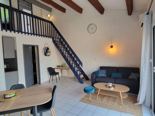 Χώρος καθιστικού στο Belle villa climatisée avec Wifi, 2 chambres et jolie terrasse aménagée, à 3km de la plage à PORTIRAGNES LXCHARD7